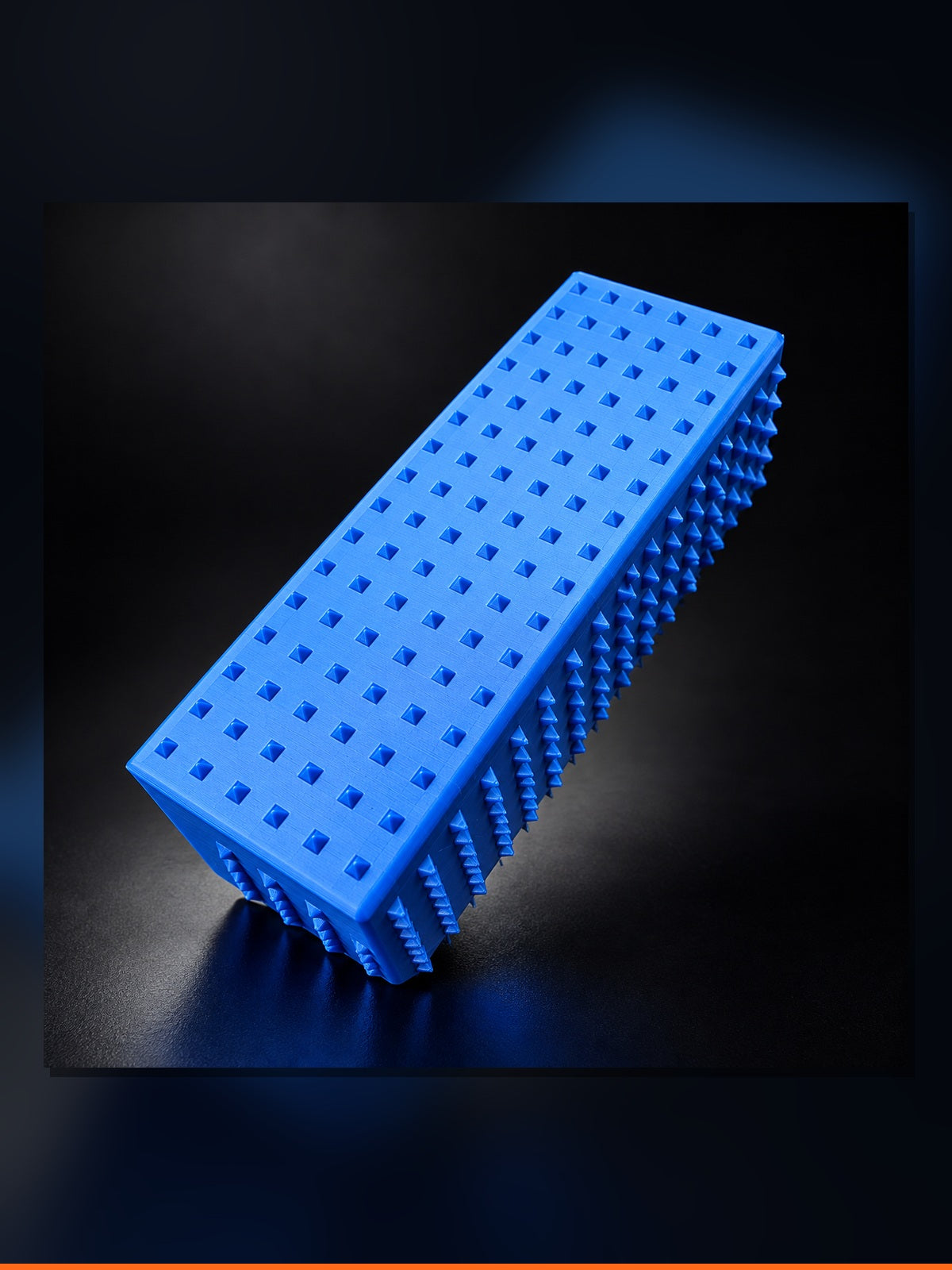 Escova para listas azul — fundo preto, formato vertical