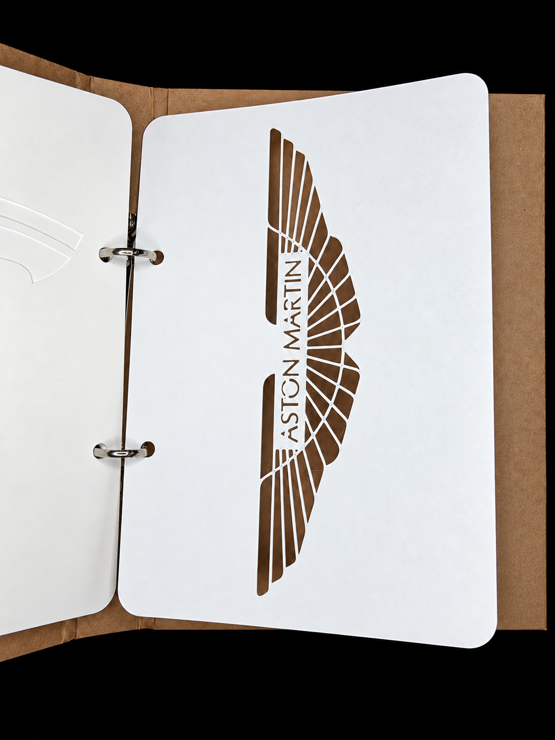 Capa A5 com stencil Aston Martin para car detailing