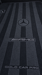 Stencil AMG aplicado num tapete automóvel Gold Car Pro