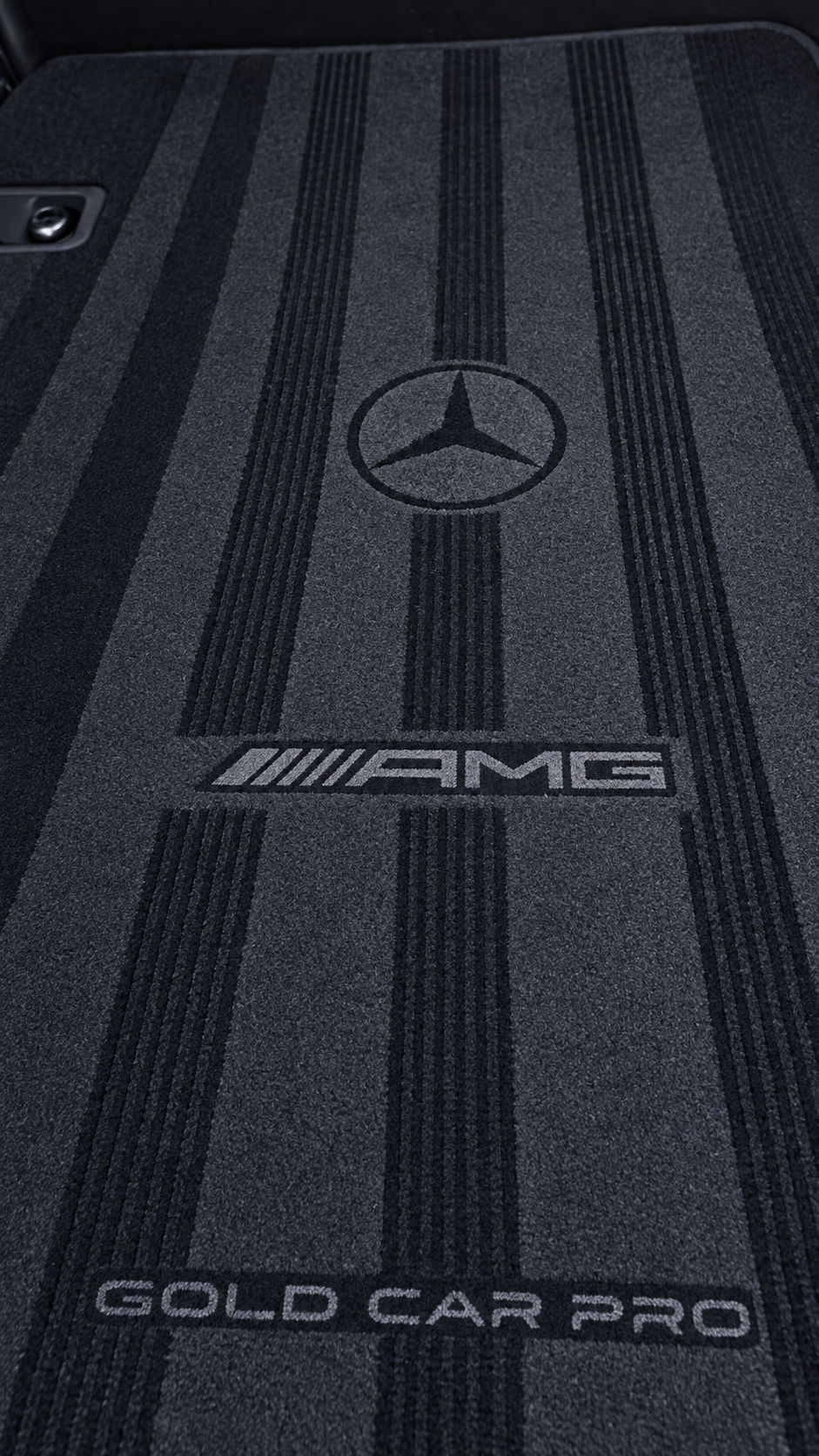 Stencil AMG aplicado num tapete automóvel Gold Car Pro